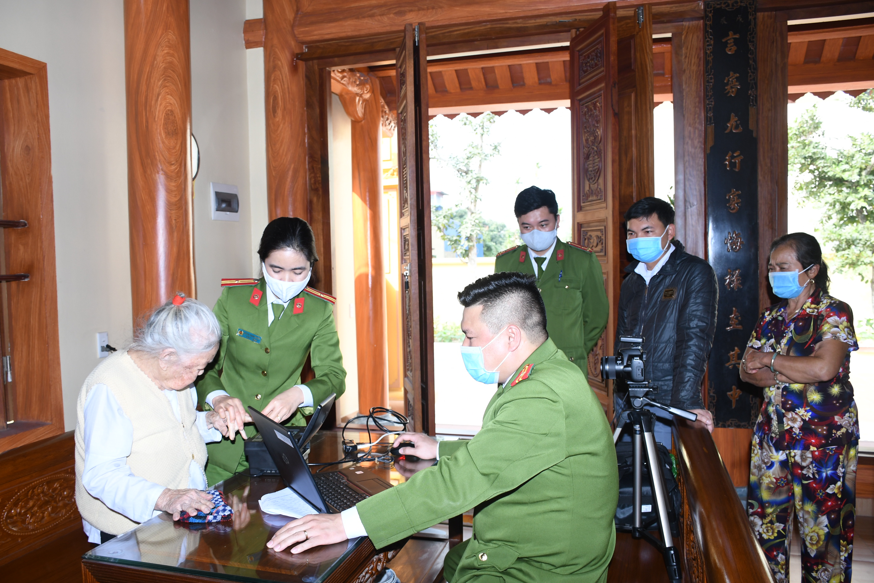 Công an huyện An Dương: Cấp căn cước công dân lưu động cho 8 Bà Mẹ Việt Nam Anh hùng